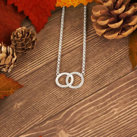 Zilveren ketting cadeau geven. Teken van verbintenis. Jubileum ketting