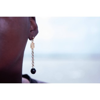 Mattenklopper oorbellen zwarte kraal | Ogri ai kralen mattenklopper | Surinaamse oorbellen | Surinaams goud 2